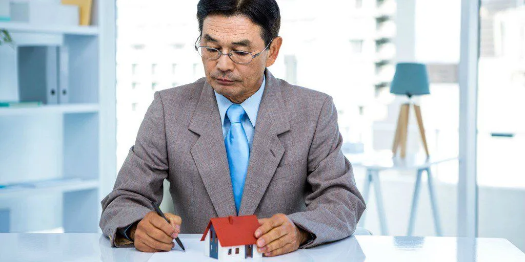 real estate agent taking notes on eo coverage limit terms