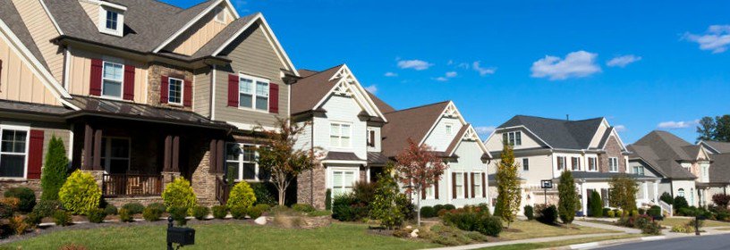 houses in neighborhood in summer