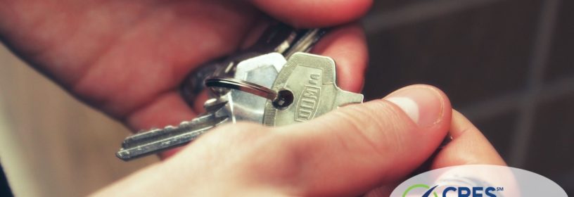 hands holding a set of keys